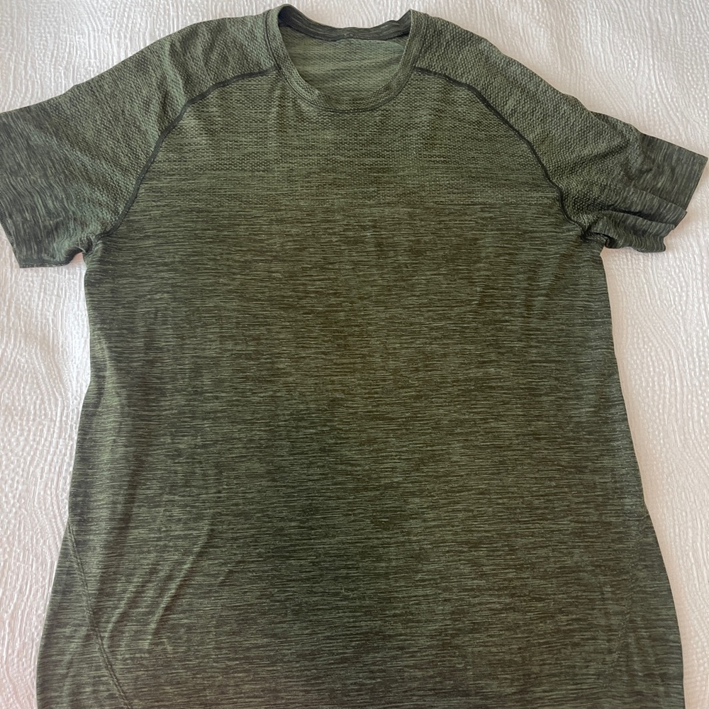 Heathered olive green short sleeve Lululemon’s men’s T shirt size XL.